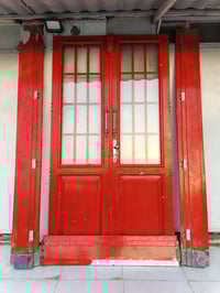 باب خشب مثل ما موضح بالصورة. بدون خدوش ولا كسر تصلح لديكور محلات مطاعم...