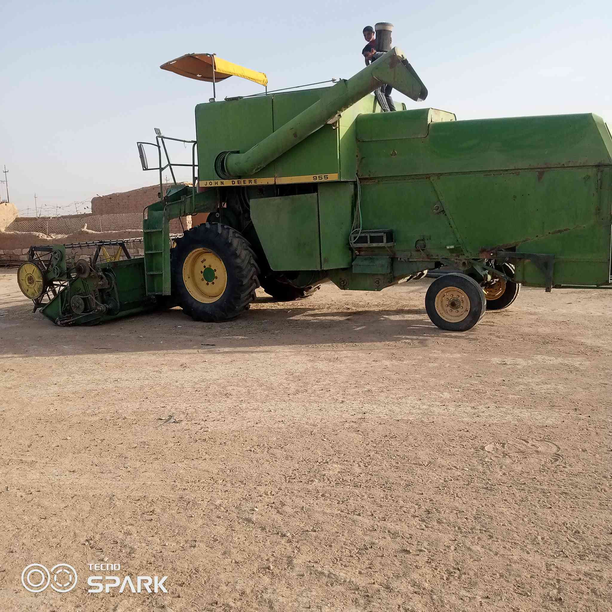 حاصدة جوندير للبيع موديل ١٩٨٠ كير محرك معمل كلو شرط عنوان قضاء مخمور قراج قريةشناوةللستفسار ***********
