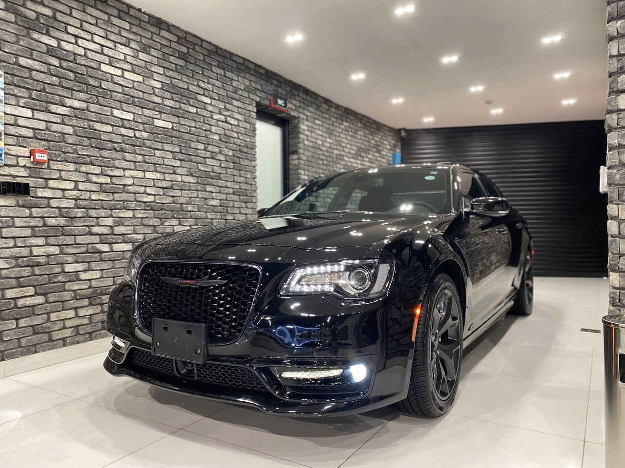 كرايسلر 300-S
2023
مواصفات فول فول 
ضمان دولي مواصفات كندي 🇨🇦 
كلين بدون صبغ ادخال كاتي دهوك بدون لوحات
رادار جانبى وامامى پرده خلفى كشن تبريد تدفئه
موجود فى سليمانيه منطقه الصناعيه الاولى
***********
***********
