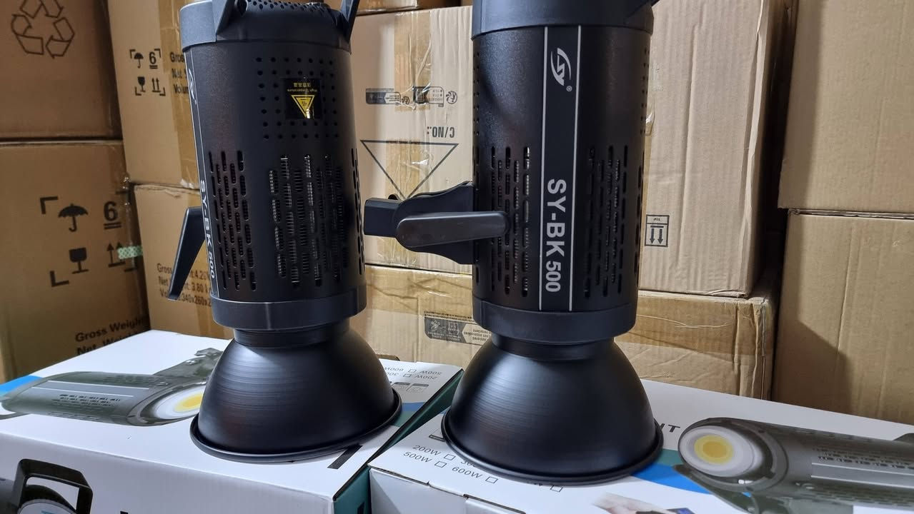 السعر الواحد 200 الف 
اضاءة فديو  مستمرة 500 واط من شركة YSKE
باي كلر شمسي ابيض ثلجي  تحكم كلفن تحكم بقوة الاضاءة 
شاشة كبيرة فانات تبريد عدد ٢ صامت  تحكم تطبيق موبايل جديد متوفر توصيل


**إذا كنت صاحب هذا الإعلان وتريد حذفه لأي سبب، رجاءا أرسل رسالة إلى الدعم الفني**