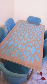 ميز طعام • للبيع