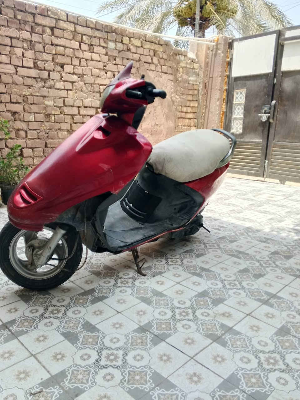 السلام عليكم دراجه فراشه فحل  للبيع محرك ما مفتوح الدراجه شغاله عوزه باتري الدراجه متروكه بس شغاله السعر 325العنوان بابل_الحمزه الغربي  ***********
