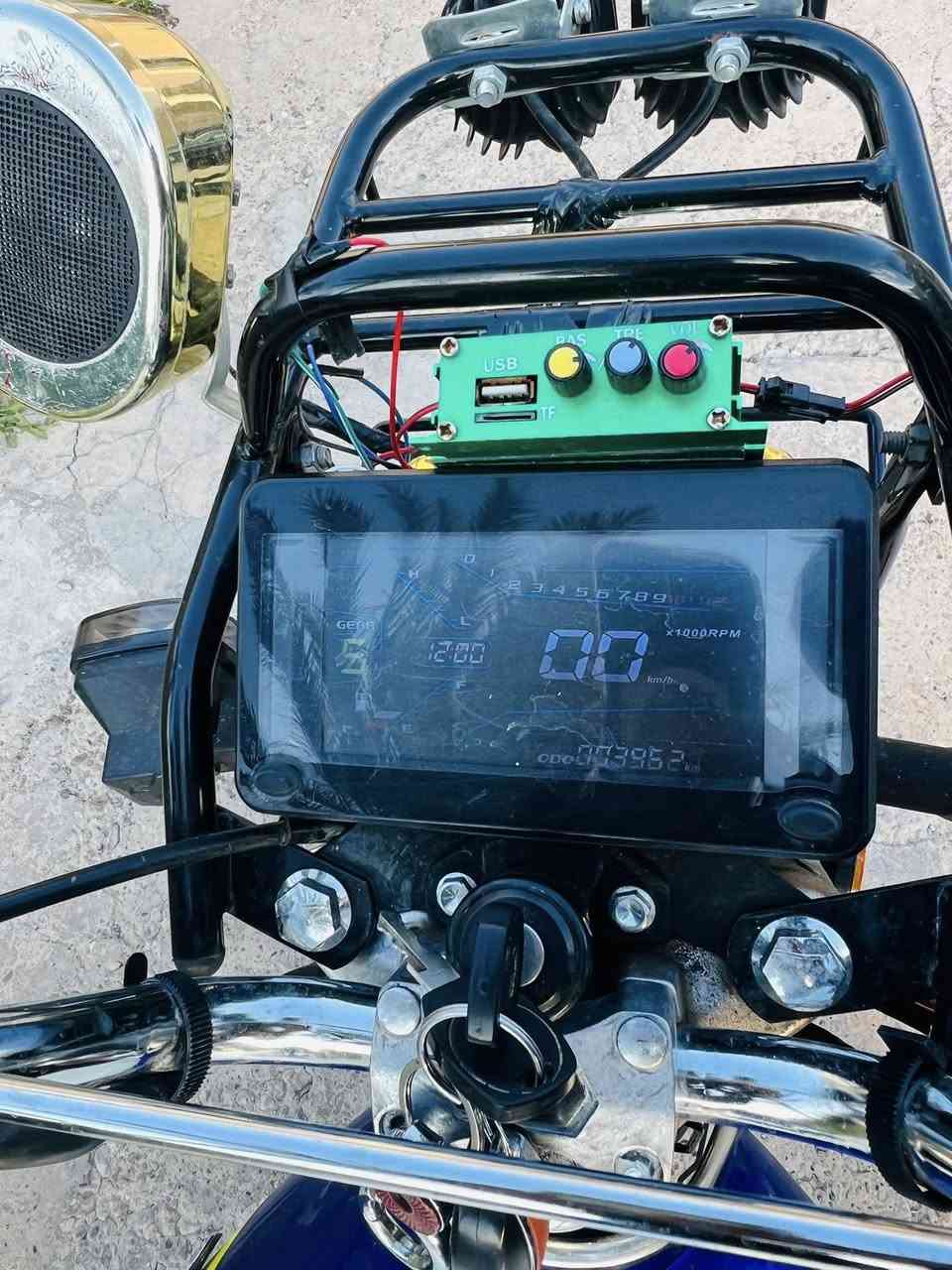 سلام عليكم للبيع سيفان24 محرك200 بعده جديد محرك ما مفتوح كلشي شغال بصمه شغاله سعر 725 بي مجال حك لجيه
مكاني عوينات
رقمي ***********
