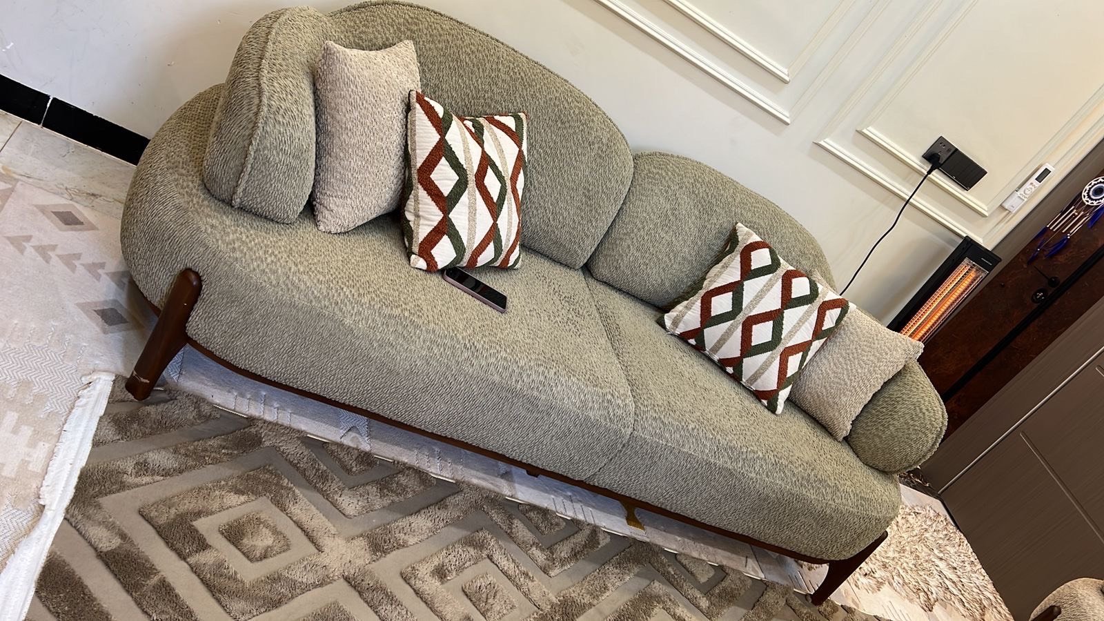 صلاح الدين تكريت / 100 دار
تخم بوهيمي نظيف بعده جديد فول متانه ومابي اي ضرر بس اجه قياسه جبير على الصاله   اخذته ب 3 ملايين من الجشعمي 
//8 مقاعد..قنفات
2 كبار وكراسي 2 
بيع ب 1.250.000 وبي مجال