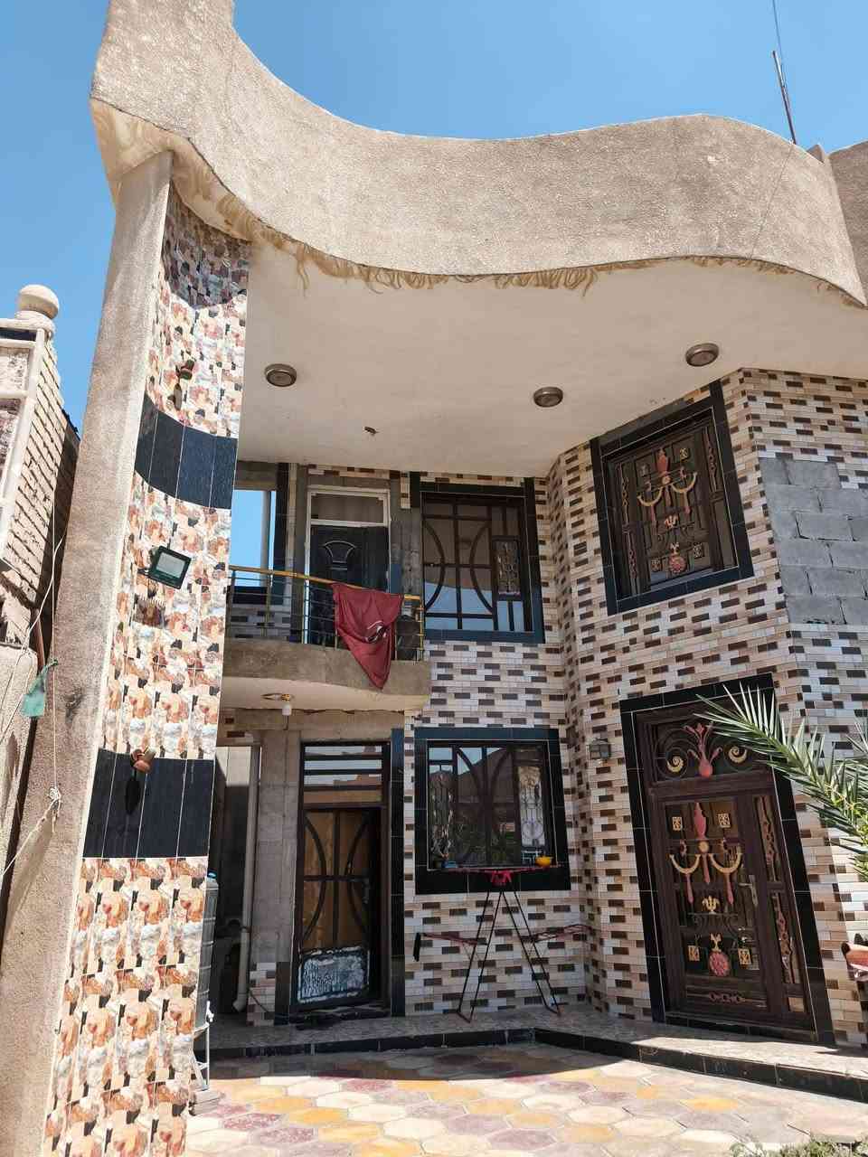دار للبيع بناء حديث
يحتوي غرف عدد 2 في الطابق العلوي بالإضافة إلى صحيات 
وغرف عدد 1 في الطابق السفلي 
بالإضافة إلى الصالة الرئيسية والاستقبال والمطبخ
يتضمن حديقة وكراج
المساحة 300 م 
العنوان حي الأسرى قرب مرقد سيد نور 
البيت طابو صرف
 تواصل وتساب أو تصال ***********
