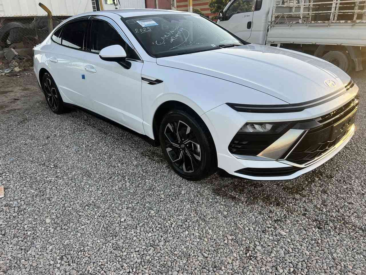 السلام عليكم 
سوناتا الشكل الجديد 2025
كفاله عامه 
فول مواصفات عدا البنراما 
اصل غاز 
بدون رقم
مكانها بغداد
للاستفسار(***********)
السعر188 بيها مجال
