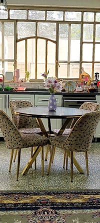 ميز طعام مستعمل للبيع السعر 90 وبي مجال بسيط  العنوان بغداد جكوك  موبا...