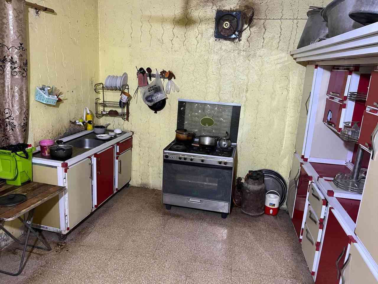 سلام عليكم بيت للبيع طابو صرف المساحه ٢٠٠ غرفتين نوم ستقبال صاله مطبخ العنوان حي العسكري شارع ستين حي الصدر الثالث السعر ١١٠ رقم الهاتف ***********
