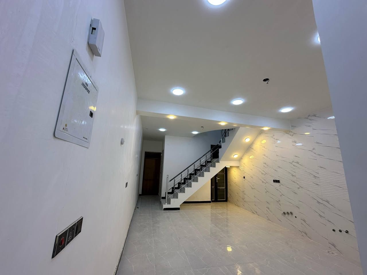 السلام عليكم
يعلن مكتب عقارات الزاملي عن بيع مشتمل 

في حي الخضراء زراعي مقابل ساحة البيع المباشر (وكفة الجمعه)شارع المخبز (افضل شارع من ناحية الخدمات كهرباء ماء مجاري كيبل ضوئي اناره )

تفاصيل المنزل 

المساحه 100م الواجه 5 نزال 20

الشغل مرتب ابواب تركيه  والواجهيه فوم يحتوي على حمام خارجي وداخلي و استقبال وهول مفتوح على المطبخ وغرفة نوم وبيتونه  كبيره 7 في 4.5 متر تصلح غرفه  ب اعتبارها مفصوله بالتاسيس // البيت جاهز 100‎%‎ 

السعر 65 مليون وبي مجال بسيط

للاستفسار اتصل على الرقم *********** 

(بناء 2025 )
