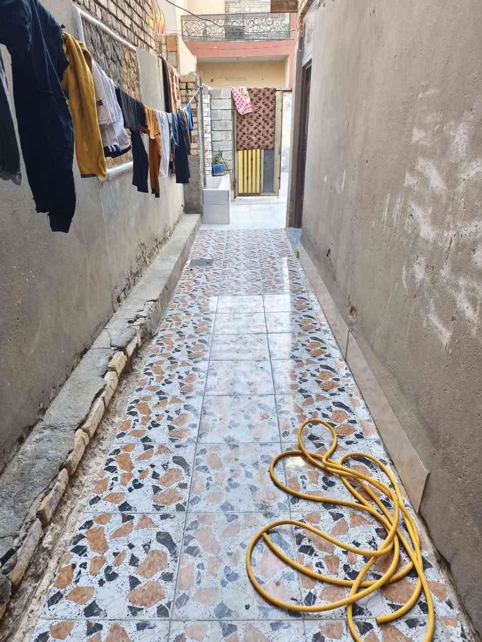 بيت مساحه ١٣٤ طابقين الطابق الاول غرفه وصاله ومطبخ وبراني وصحيات طابق ثاني غرفه وصاله 
المكان الديوانية المركز حي العسكري الثالث شارع ٣٠ خلف المدرسة الحديد    ***********
