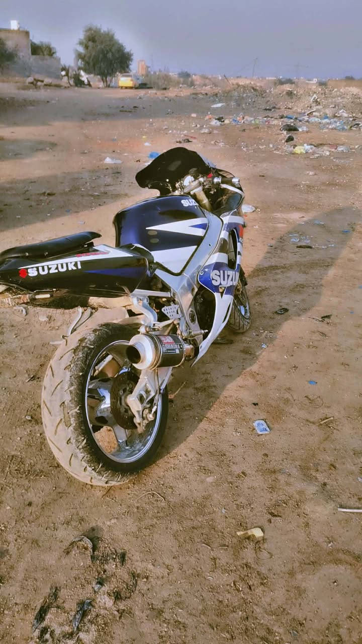 السلام عليكم 
 جكسر 750 موديل 2004
 دراجه  مكينه خير من الله مكينه  ناعمه  لا تبخير لا تنقيص مال جناي دهن  جديد  سلولي 0نكره  سلف  شرط الشلعه بطناش اول ثاني  ثالث تاكل الكاع اكل  وين ما تريد ترايك لبصره   شرط 280دراجه شكتب عليه  قليل كله شغاله كير مكفول  
اوراق كامله وصل كمارك
كفراته كامله بيه شخوط. بصيطه واضحه  
بريكت امامي خلفي شغال 
صالنصه كاربون فايبر 
صوته طرب 
برمجه عقل 
مكاني النجف شارع المطار الي يجلي يشلع عيوني وياخذه  ما ارد شخص 
سعره  حبايبي 16ورقه او مليونين و275 والي ما عنده يجي ياخذه بلاش  وخادمك واتساب ***********
