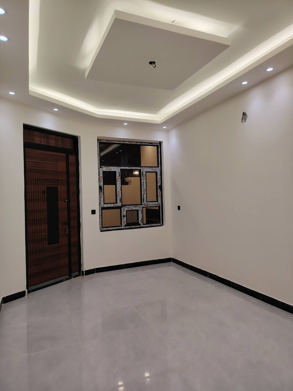 بيت سكني للبيع 
🔹 المساحة: ١٠٠ متر
🔹 الواجهة: ٦ وربع
🔹 النزال: ١٦
يتكون البيت من طابقين ويضم:
• ٣ غرف نوم
• استقبال
• صالة
• مطبخ
• صحيات عدد ٢
• بيتونة
🔹 شغل درجة أولى
🔹 باب قاصة تركي
🔹 شبابيك ألمنيوم
🔹 نظام كاميرات مراقبة
📄 الطابو: زراعي سند ٢٥
📄 تنازل شركة القلعة البيضاء
📄 البيت بأسمي وتحويل مباشر
🚫 بدون دلالية
💰 السعر: ١٣٩ مليون قابل للتفاوض البسيط
📍 العنوان: بغداد – الدورة – البوعيثة – مجمع السلطان الثالث – فرع ١١ شارع مفتوح وموقع البيت جداً مرتب
📞 للاستفسار: ***********
📱 يوجد واتساب
