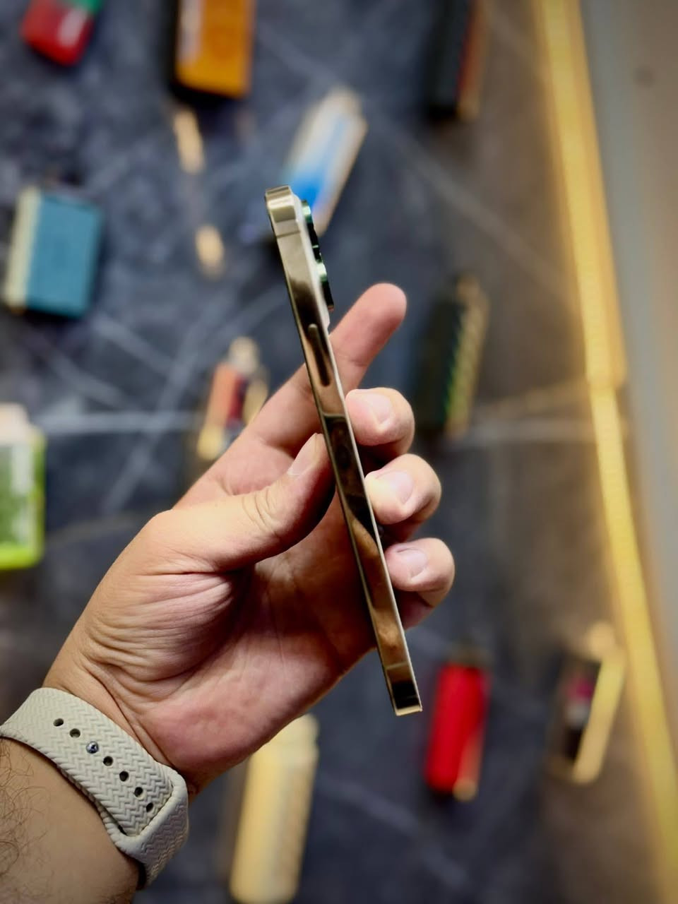 ايفون 13 برو ماكس 
جهاز جديد بحاله الوكاله 
جهاز ضمان من كلشي ومكفول 
مبدل شاشه نوعيه تخبل 
ذاكره 512 
بطاريه 85 
مكاني حله 
اتصال او خاص 
***********
سعر 575
