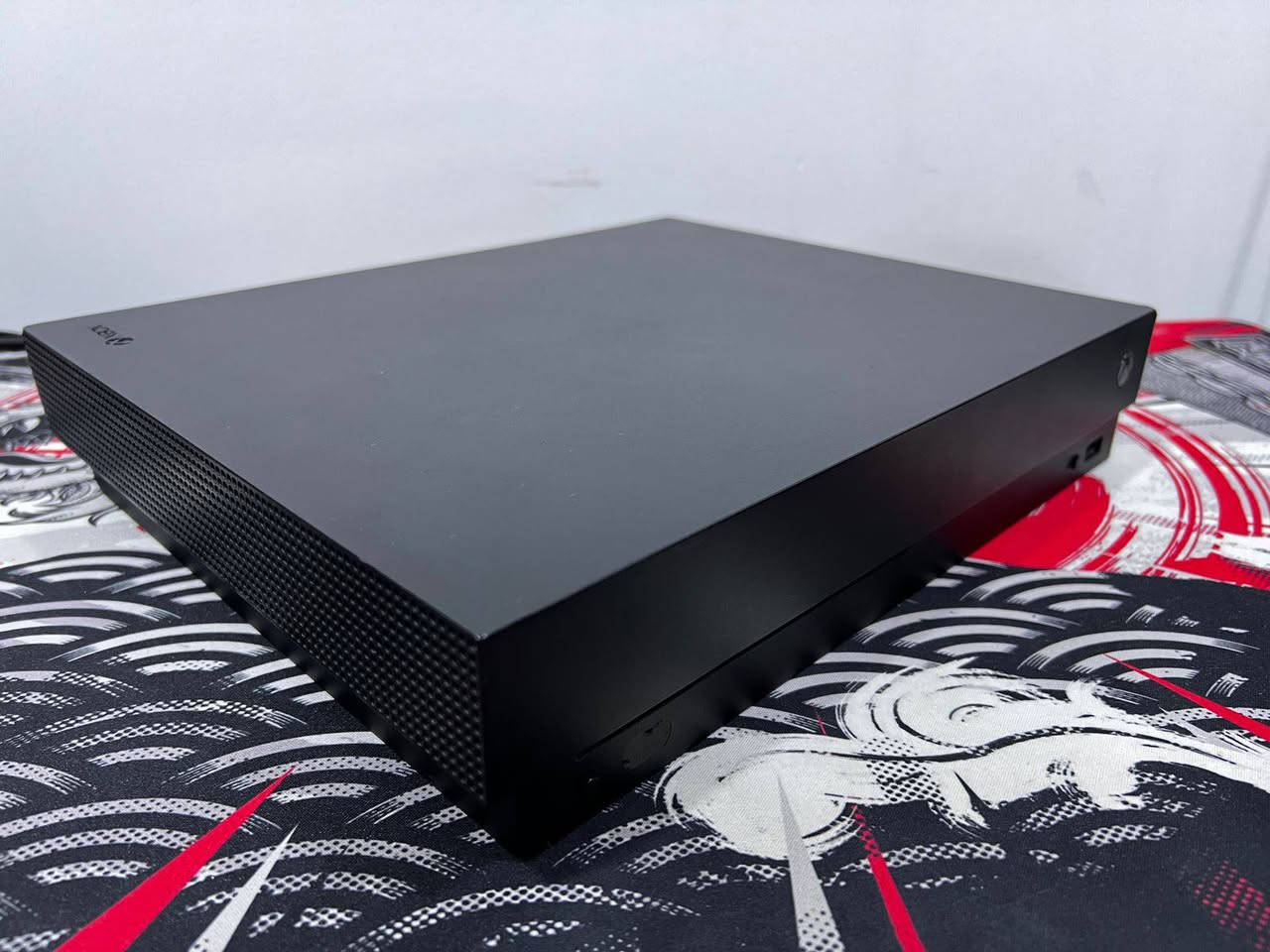 سلام عليكم 
للبيع XBOX ONE X جهاز نضيف مابي اي مشاكل كامل الملحقات كيبلات كامله 
بدون جوستك 
ذاكرة 1T
يدعم دقة 4K
الجهاز مفتوح لغرض التنظيف يم مكتب محترف يعني مو شخص عادي بعد ميحتاج تنظيف طول العمر جيب ولعب مابي اي مشاكل و مداخل تصليح امانت الله 
تجي تفحص يمي بل بيت وتاخذ راحتك 
السعر 140 ألف 
مكاني بغداد الدوره 
رقم ***********
