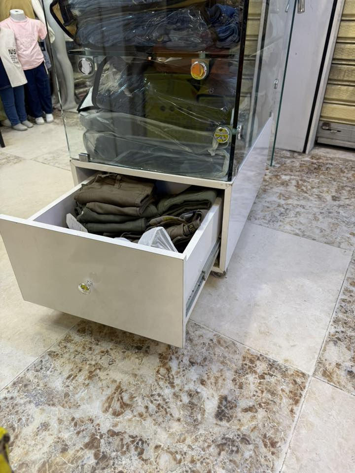 ميز خشب و بلول كلش كلش نظيف وجديد للبيع بسعر مناسب واتساب ***********
