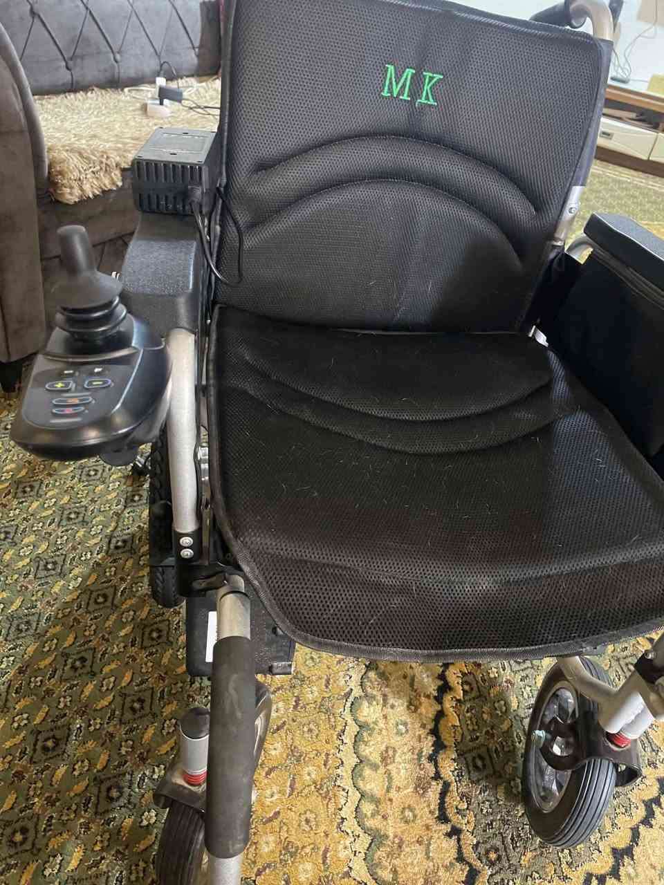عربانه للبيع كلش جديده هيّا وشاحنته محد كاعد بيها شركة MK Mobility / MK Battery: وهي واحدة من أشهر الشركات العالمية المتخصصة في تزويد وتصنيع أنظمة الطاقة والبطاريات للكراسي الكهربائية، الهيكل (Frame): مصنوع من الألمنيوم الصلب وخفيف الوزن (Aluminum Alloy)، وهو مصمم ليكون قابلاً للطي بسهولة ليوضع في صندوق السيارة. منظومة التحكم (Joystick): يحتوي على ذراع تحكم ذكي (عصا تحكم) مثبتة على مسند اليد الأيمن (ويمكن نقلها لليسار)، وتحتوي على أزرار للتشغيل، بوق (هرن)، ومؤشر للسرعة والبطارية. المحركات (Motors): يعمل بمحركين خلفيين (غالباً بقدرة 250 واط لكل محرك) متصلين بالعجلات الخلفية مباشرة. عجلات خلفية كبيرة الحجم مفرغة ومقاومة للصدمات لتوفير ثبات عالي.
 عجلات أمامية عريضة لسهولة المناورة والدوران في المساحات الضيقة.
 مساند أقدام (Footrests) قابلة للطي أو الإزالة لتسهيل عملية الجلوس والنهوض. الأمان: مزود بنظام مكابح كهرومغناطيسية (Electromagnetic Brakes) تقف تلقائياً بمجرد رفع اليد عن عصا التحكم لضمان عدم انزلاق الكرسي في المنحدرات.


**إذا كنت صاحب هذا الإعلان وتريد حذفه لأي سبب، رجاءا أرسل رسالة إلى الدعم الفني**