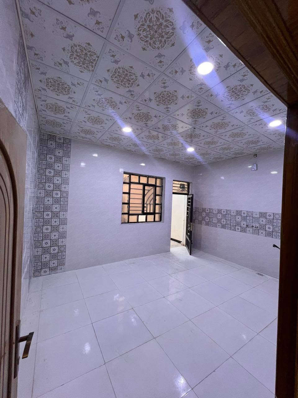 بيت للبيع في حي الرسالة المساحة 200 متر موقع مميز ثالث بيت عن الشارع العام يحتوي على 4 غرف نوم سويت السعر 270 وبي مجال
للاستفسار ***********
