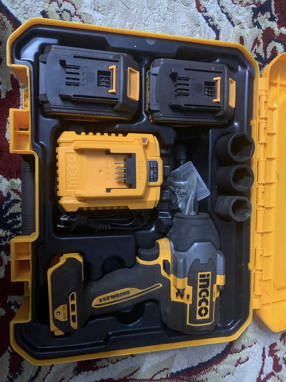 عندي دريل شحن لبيع حجم 500 نيتن  السعر 150 الف وبيه مجال شويه ***********
