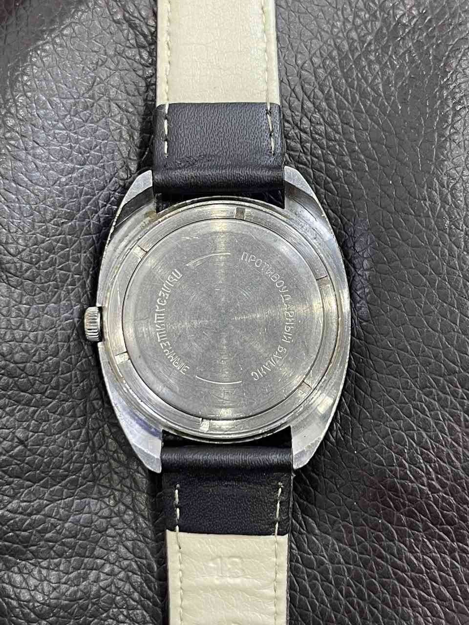 السلام عليكم  ساعة يد ميكانيكية من ماركة فوستوك (Vostok)، وهي علامة تجارية روسية شهيرة. صُنعت في الاتحاد السوفيتي السابق (USSR). تحتوي الساعة على حركة ميكانيكية بـ 17 حجراً (17 jewels). تأتي بهيكل معدني وقرص دائري يحمل اسم العلامة التجارية "Vostok" باللغة الروسية (Восток).  مختومه وقديمه االسعر ب75وتوصيل مجانا


**إذا كنت صاحب هذا الإعلان وتريد حذفه لأي سبب، رجاءا أرسل رسالة إلى الدعم الفني**