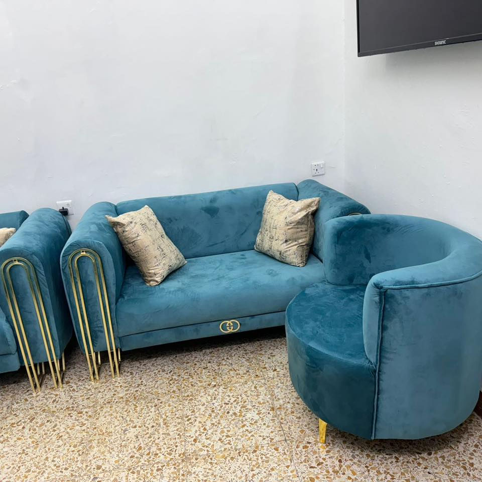 تخم قنفات ثلاجة ارتفاعها مترين
طباخ وغرفة نوم مع اسرة ام نفر عدد ٢ 
للبيع كلهن شلع 
مكان بغداد الكاظمية 
***********
