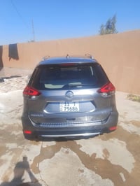 نيسان روج موديل 2018 ضررجامغ امامي وباب يمين  ماشي80الف  SV  سنويه وهز...