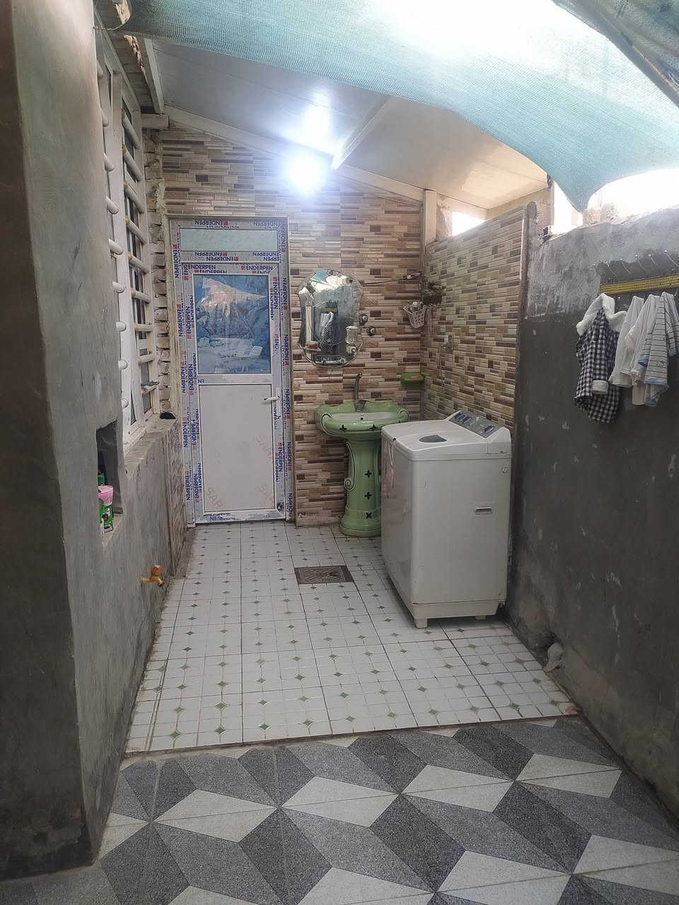 السلام عليكم .
دار للبيع موقع مميز .
موقع تجاري ركن ع 4 شوارع .
مساحته الدار 320متر .
طابو زراعي سند 25.
بناء حديث .
سقف صب كونكريت .
المكان .الحمزه الغربي.المعاره قرب السيطره .
البيت يتكون من .
غرفتين 4×5.
صاله 4 ×10
مطبخ 5ونص ×5.
استقبال 7 ×4 .
مجمع صحيات 3×2ونص .
للاستفسار الاتصال ع الرقم .
***********
