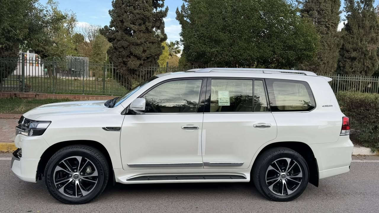 لاندكروزر 2021 بريم 8 سلندر  . سياره مكفول من الصبغ بشرط الفحص . مواصفات سياره 8 سلندر كشنات جلد تشغيل عن بعد شاحن لاسلكي 5 بصمات الباب الخلفي كهربائي 8 ايرباك شاشه كيجات لكزس 3 شاشات سياره فول مواصفات . فحص هزه كله جديد سياره بسمي تريد تحويل وكاله حاضر  اي استفسار ***********
