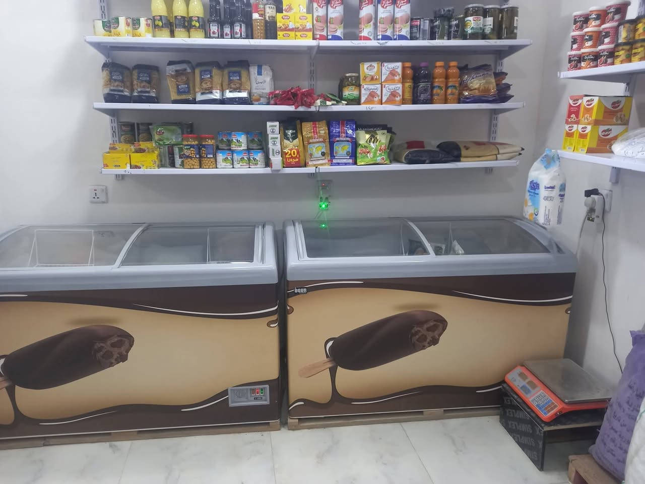 السلام عليكم أسواق للبيع بيها سفينه وعارضات ومجمدات يوكر تركي ورفوف  وهواي اشياء واستخدام اشهر ***********
