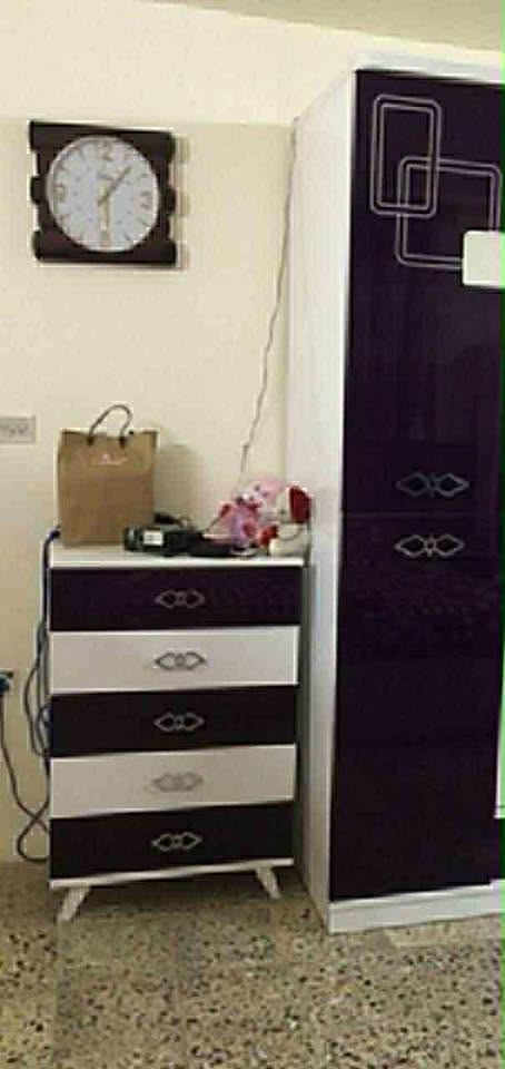 غرفة نوم للبيع نظيفة جداً السعر ٦٠٠ وبيها مجال
***********
