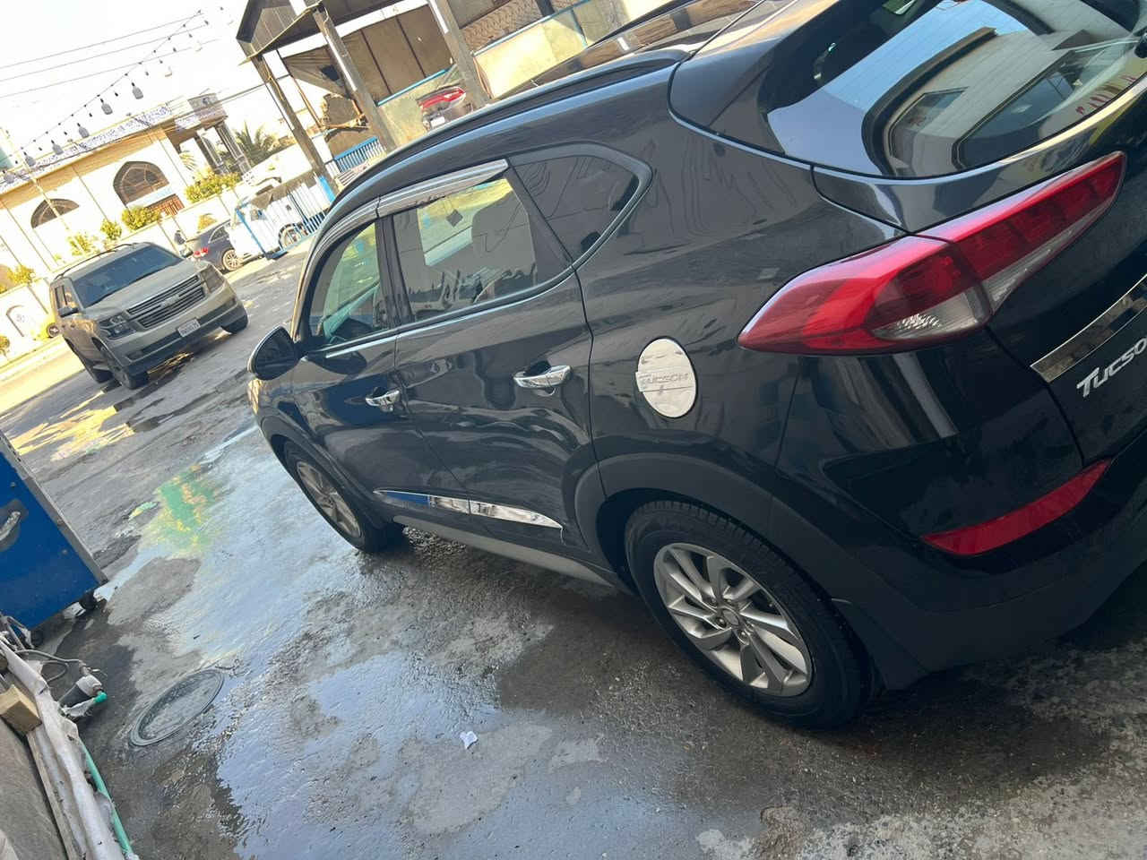 توسان ١٨ بيه بس بنيد صبغ 
ماشيه 154 km 
فول مواصفات عدا البصمه 
فول بانوراما
كروز سرعه 
فول تحكمات استيرن 
مود درايف 
مانع تزحلق 
تبريد بيانو
رادار خلفي 
مري شفط 
السعر ١٤٢ اوبيه مجال 
مكان الشعب 
***********
