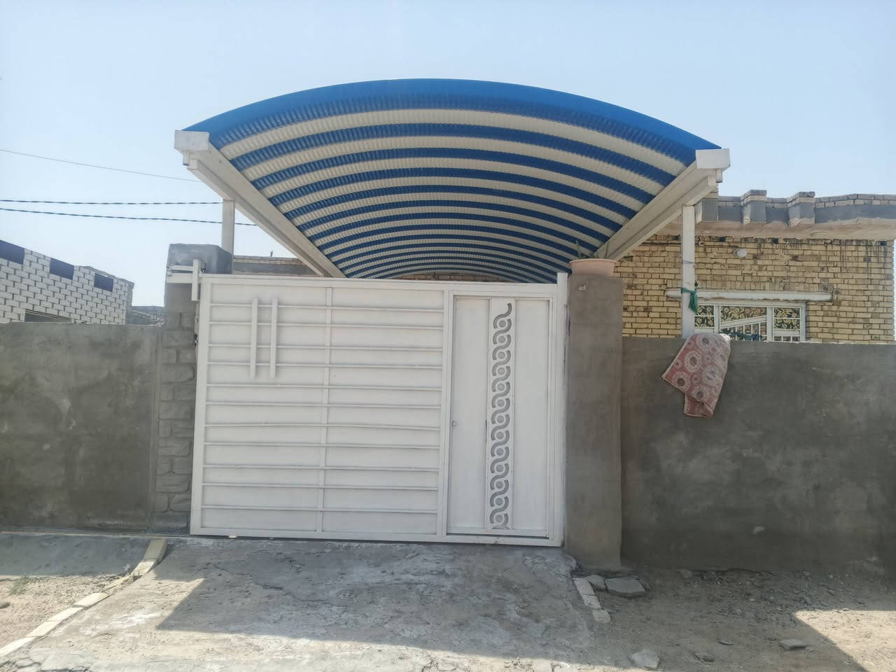 بيت للبيع قرب الحولي الجديد بيت ركن مساحتة ٤٠٠ زراعي بية غرافتين ع ٥متر ديوانية ١٠متر وصالة ٨متر ومطبخ ٤متر البيت جاهزين من كلشي للاستفسار ***********

