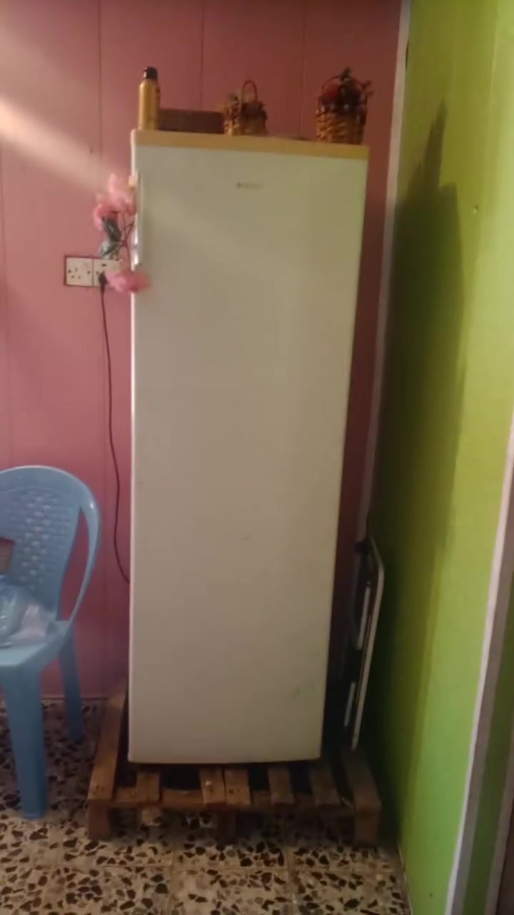 ثلاجه بخاخ بيع او مراوس بجمده بيع سعر 100عنوان بغداد حي السفير ***********
