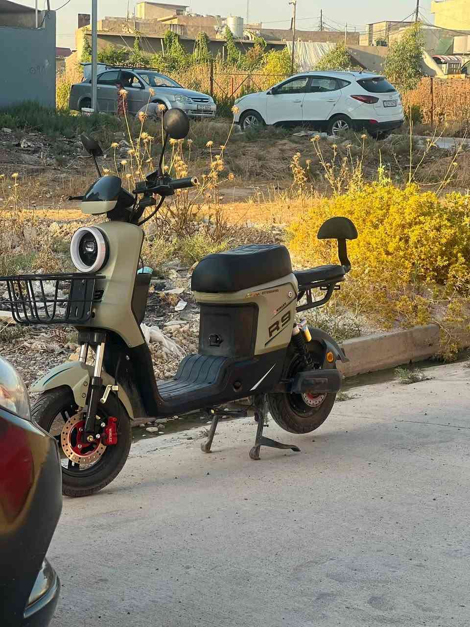 دراجه R9 للبيع باتريات انضاف 5 باتري الونلي الاصلي صارلها 5 اشهر يمي اروح و اجي بيها ع مدرسه فقط السعر 490 وبيها مجال مكاني موصل حي السماح ***********
