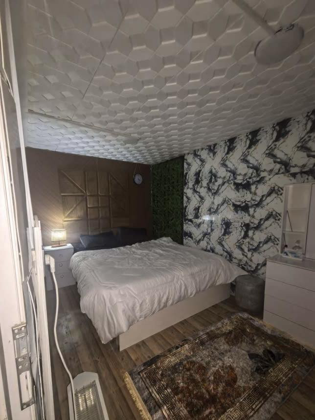 شقه أجار موثثه بريهة تصلح مكتب او موضفين طابق ثالث غرفه صاله وملحقات اجار750
س ***********
