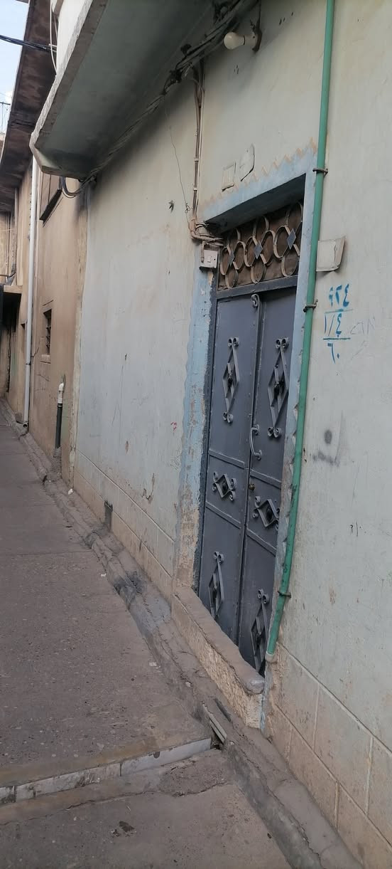 دار للبيع فارغ في منطقة الجزائر قرب الدوره الجزائر مساحة ٩٧ م  يحتوي على ٥ غرف  قريب على الشارع العام يصلح مخزن تجاري الاتصال على الرقم ***********
