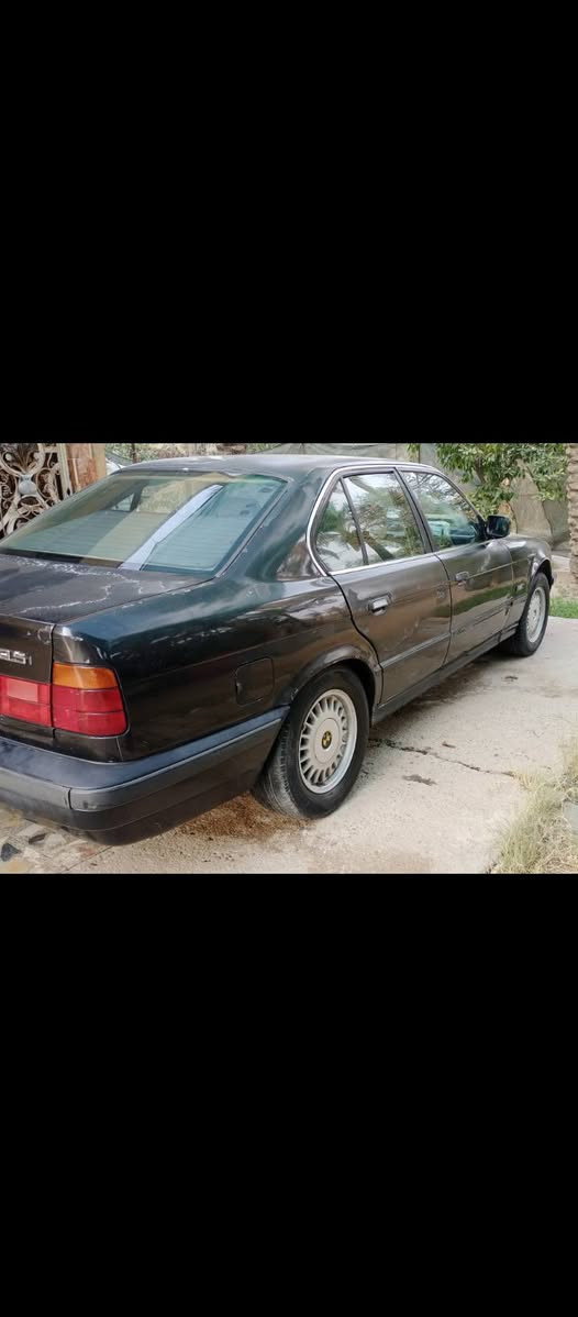 سلام عليكم بي ام دبليو للبيع 535i E11. 
موديل 1990
 سياره بدون حادث سيارة بيه تصليح بل ذيل مال جاملغ الئمامي اليمن ول اليسر سياره معتنين بيه حيل بدون صبغ.
مواصفات السياره...
1- فتحة سقف.
2- رادار امامي.
3- مثبت سرعه.
4- كشنات تفئه.
5- كشنات كهربائي.
6- تبريد شغال عل السويج ثلج ❄️.
7- صدر المامي 50%.
8- صدر خلفي 90%.
9- مثبت سرعه.
سعر سياره...
..45 ورقة وبيه مجال للطيبين.
رقم ***********.
واتساب.***********.
مكاني بغداد زعفرانيه
