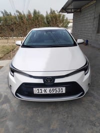 تيوتا كورولا 2025 هايبرد سيارة عملية واقتصادية بصرفيات البانزين بشكل م...