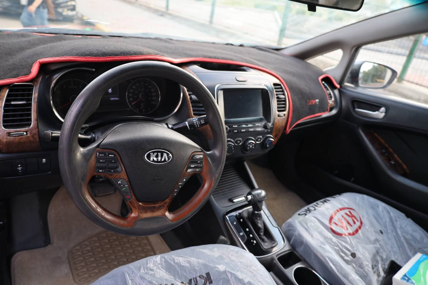 السياره رقم بغداد وبأسمي
ماشية ٢٣٠ الف كيلو متر
بدون حادث قوي فقط طخات
 ( بنيد مبدل اثر طخه وليس حادث+ الجاملغ جهة السايق اثر طخه وعندي الجاملغ القديم البلادي يرجع بارد + حادثها الأصلي طخة جاملغ خلفي بدون دواخل) 
 بدلت بنيد اثر طخه سطحيه فقط مو حادث 
السياره بدون دواخل ‼️
شاصي + لغود مكفول ✅
صدر جديد ✅
محرك مكفول ✅
كير مكفوول ✅
رقمي 
***********
عنواني السيدية 
السعر النهائي ١٠٣ قفل قفل بدون عمله،الي يريد اقل من هذا السعر لا يتصل لان السعر نهائي ‼️
وبخدمتكم جميعاً
