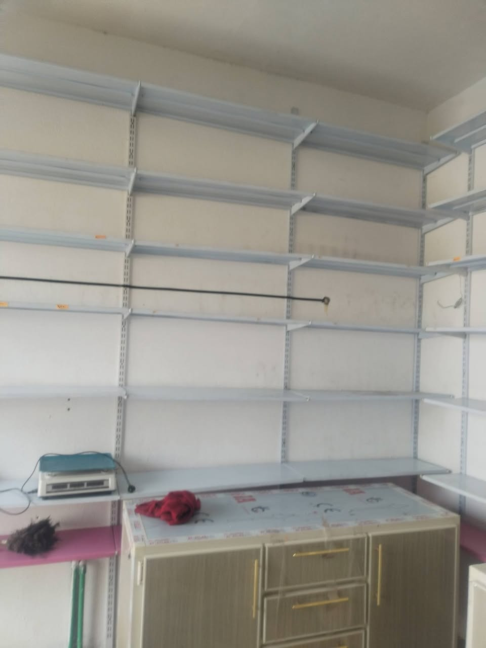 رفوف حديد جدارية استعمال قليل عدد ٧٢ قطعة للبيع السعر ٤٠٠ الف الشاري يتصل على الرقم *********** او خاص
