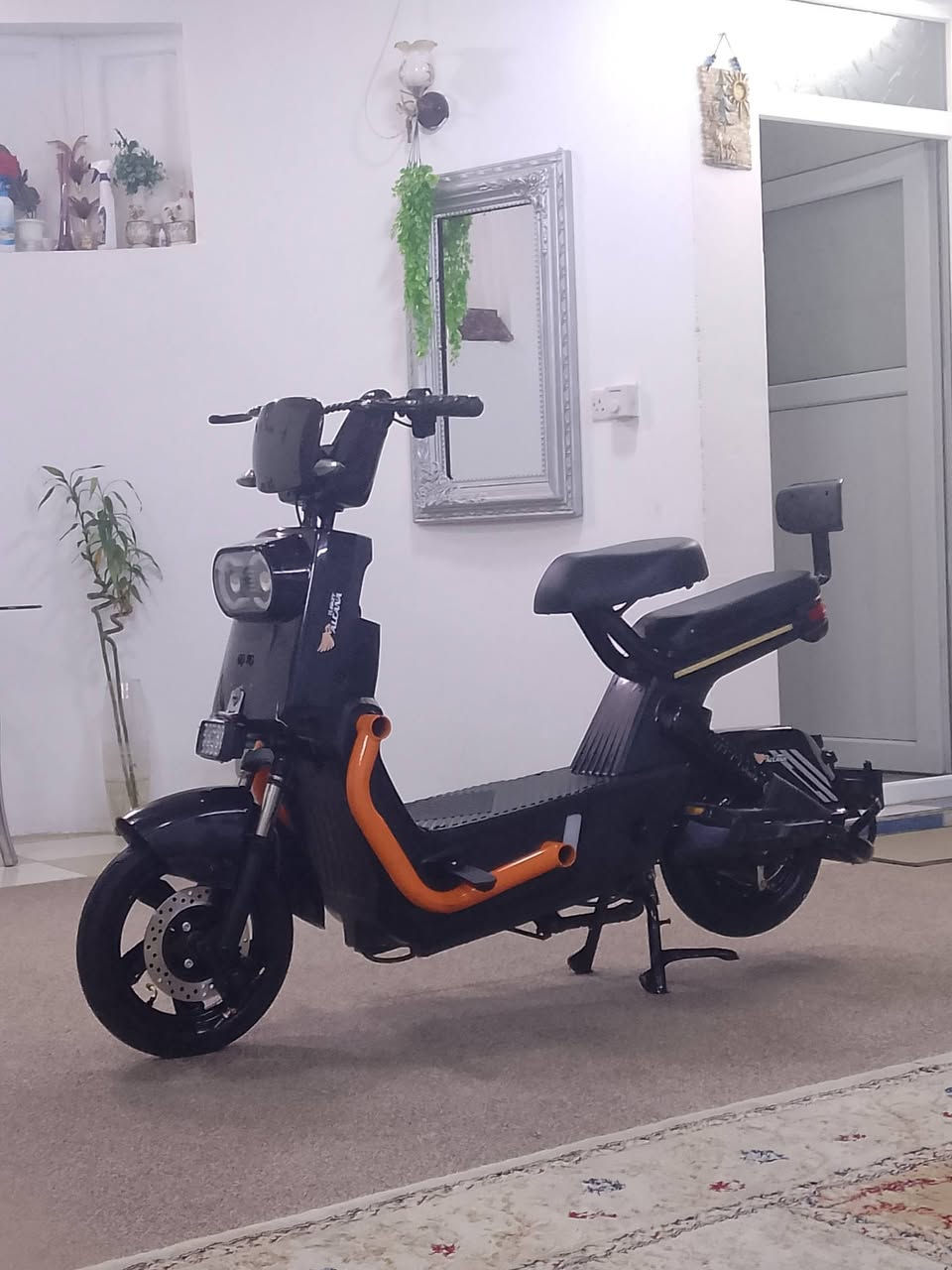 السلام عليكم للبيع دراجه شحن نوعية ام عيون فولل مواصفات بصمه تشغيل عن بعد وكارت وسويج لد قوز قزح ملون كهربائيات كله شغاله 4بطاريات بشرط و4سرع استعمال قليل مكان شقلاوة والشراي اجيبه اربيل رقم الاتصال ***********سعر مناسب 380بيه مجال بسيط
