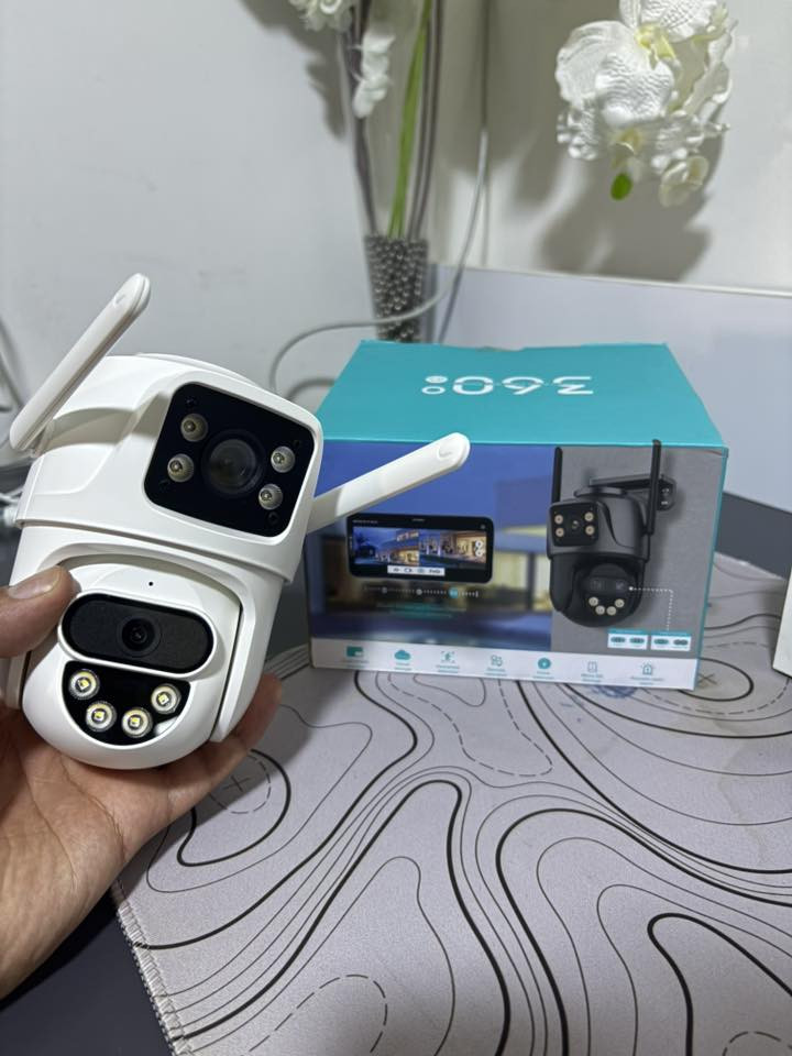 للبيع ٤ كامرات وجهاز nvr كامل ميتحتاج وايرات ربطه يكون وايرليس 

شاشة مزدوجة وقناتين بث (Double Screen & Double Channel): تتيح لك مراقبة زاويتين مختلفتين في نفس الوقت عبر الهاتف (شاشة مقسمة لمتابعة أدق التفاصيل).
 دعم تقريب بصري/رقمي حتى 8X: لرؤية الأشياء البعيدة بوضوح عالٍ جداً (FHD).
 مستشعرات متعددة وكاميرات متعددة العدسات: تدعم زوايا رؤية مختلفة لضمان عدم وجود زوايا ميتة.
 الذكاء الاصطناعي لكشف البشر (Humanoid Detection): ترسل لك تنبيهاً فورياً على الهاتف في حال رصد أي حركة بشرية، وتتجنب الإنذارات الكاذبة.
 إنذار صوتي وضوئي (Acousto-optic alarm): تصدر صوتاً وتطلق إضاءة تحذيرية عند استشعار أي اختراق لتخويف اللصوص.
 تحدث صوتي باتجاهين (Voice Intercom): تحتوي على مايك وسبيكر مدمجين لتتمكن من التحدث وسماع الأشخاص المحيطين بالكاميرا من أي مكان في العالم.
 تحكم كامل عن بُعد (Remote Operation): يمكنك تحريك الكاميرا بجميع الاتجاهات ومتابعة البث المباشر عبر تطبيق الهاتف بسهولة.
 خيارات تخزين متعددة: تدعم التخزين عبر كارت ذاكرة (Micro SD Storage) أو التخزين السحابي الآمن (Cloud Storage).

كله جديد ممستخدم وكلهن شغالات وجهاز التخزين nvr لاسلكي وبيها 1tb


**إذا كنت صاحب هذا الإعلان وتريد حذفه لأي سبب، رجاءا أرسل رسالة إلى الدعم الفني**
