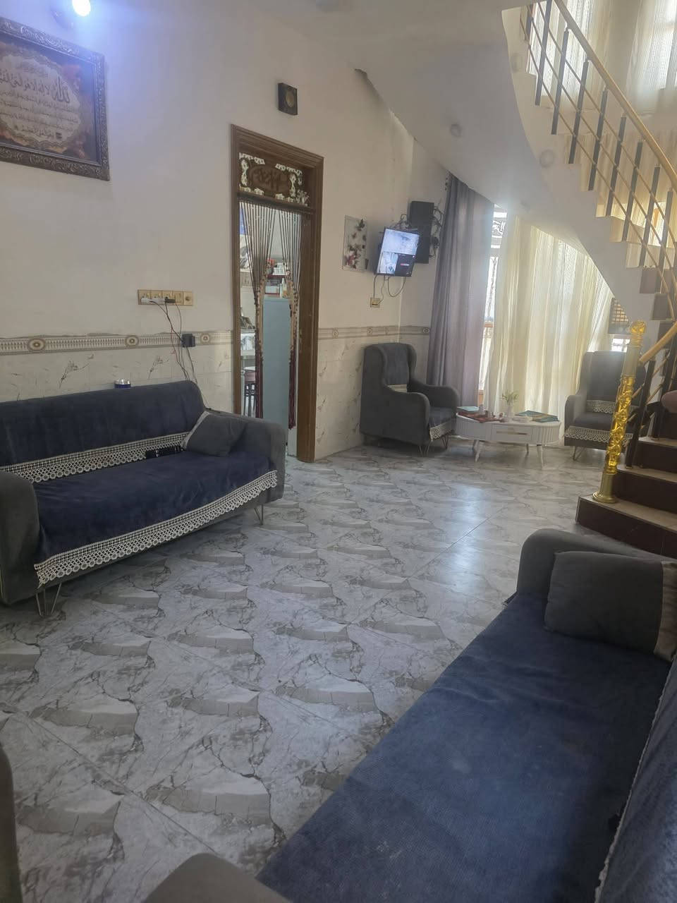 السلام عليكم.
بيت للبيع المساحه 150 متر الواجهيه 15 ونزال 10 يتكون من غرفه واستقبال ومطبخ وصحيات خارجيه وداخليه البناء حديث 
المكان_ الدغاره قرب حسينه ال صدر بستان ال مهاوش
***********

