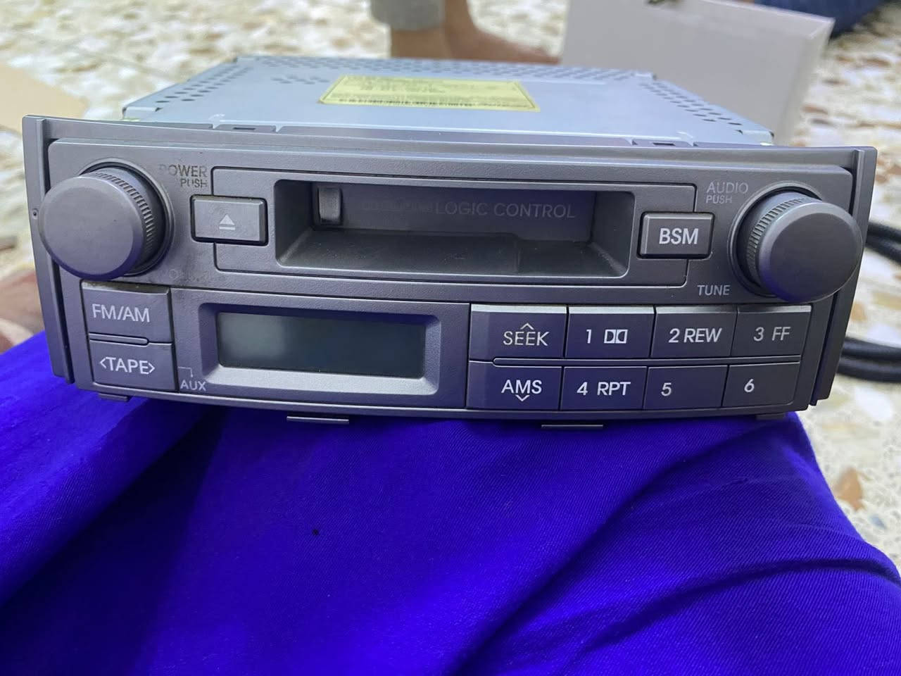 مسجل اصلي HMC هيونداي/كيا
موديل: 961004H2106Y | صنع كوريا

المواصفات:
- FM / AM راديو
- مشغل CD + كاسيت TAPE 
- وضوح صوتي Dolby Noise Reduction
- فيش اصلي مال دشبول هيونداي
- فولت 14.4V مال سيارة
السعر: 25 الف دي


**إذا كنت صاحب هذا الإعلان وتريد حذفه لأي سبب، رجاءا أرسل رسالة إلى الدعم الفني**