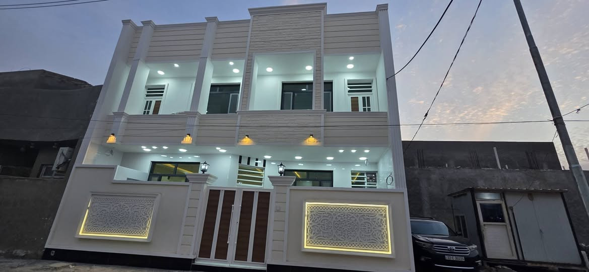 سلام عليكم مشتمل لبيع منطقة خاجيه بشارع أربعين  قرب أفران العراق مربع 10في 10 طابقين 4 غرف نوم حديث فول بسمي الاستفسار على الأرقام الاتيه *********** مساحته  100م شغل درجه اولى
