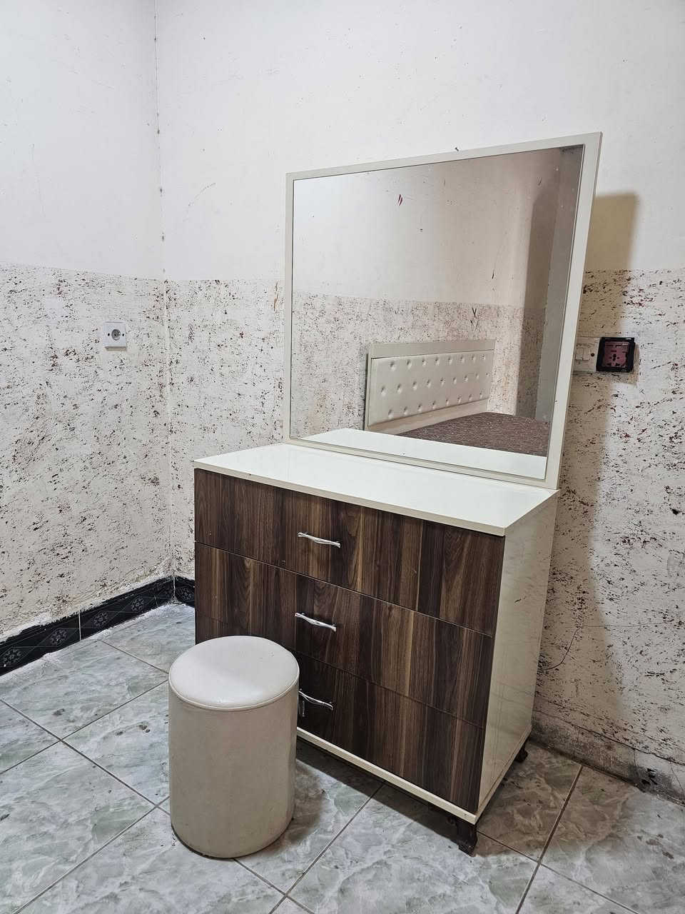 غرفه نوم للبيع نظيف كامل سعر 325 الف شراي يخابر رقم ***********
