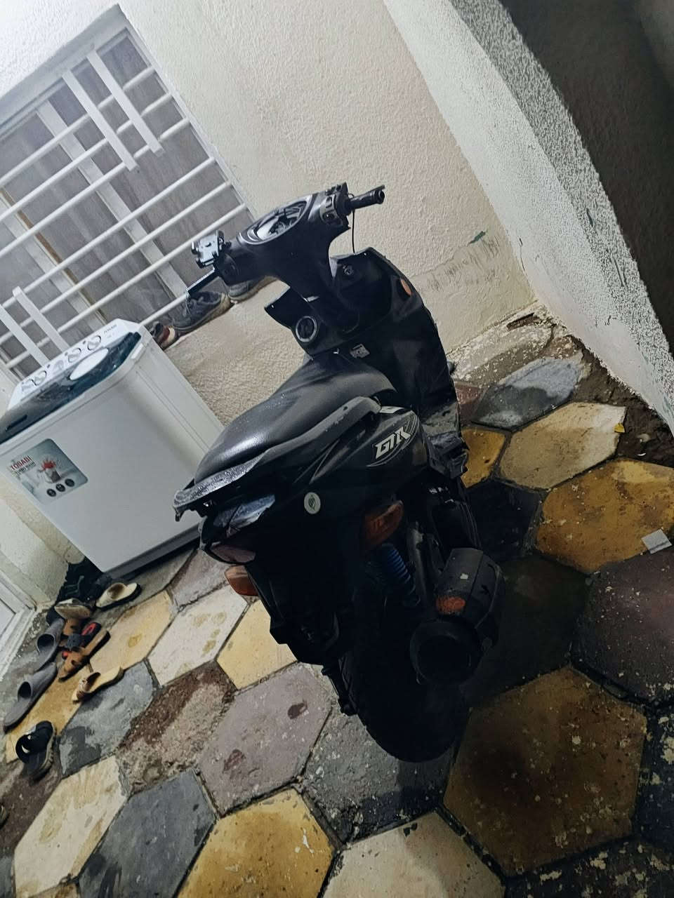 السلام عليكم ورحمه الله دراجه للبيع او مراوس مكينه رمبه سعر البيع 500 وبيها مجال بسيطدمكاني بغداد رقم الهاتف + ***********
