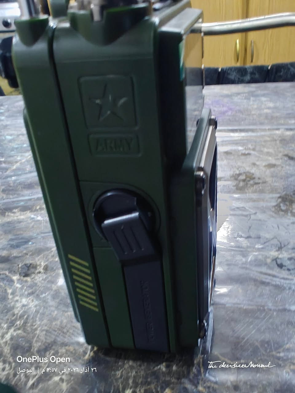 الجهاز الراديو  الذي لا يخذله الوقت ولا تنفذ منه الطاقة؟ نقدم لك الراديو العسكري المتكامل  التحفة التقنية المصممة خصيصاً للمهام الصعبة والمغامرات الاستثنائية.
🔋 منظومة طاقة ذكية
(لا تعرف المستحيل)
الجهاز مزود ببطارية ليثيوم داخلية ضخمة بسعة 4000mAh، تمنحك ساعات طويلة من العمل المستمر. والأهم هو تعدد طرق الشحن:
الشحن الشمسي (Solar Panel): يشحن نفسه ذاتياً بمجرد تعرضه لضوء الشمس. حتى الضوء الغرفة العادي
المولد اليدوي (Hand Crank): هندل ميكانيكي لتوليد الطاقة يدوياً في أحلك الظروف.
شحن USB: منفذ سريع للشحن التقليدي من أي مصدر طاقة.
خاصية الباور بنك (Power Bank): الجهاز يعمل كمصدر طاقة طارئ لشحن هاتفك المحمول عبر منفذ USB المدمج، لتبقى على اتصال دائماً.
📡 قوة استثنائية في التقاط الإشارة
يتميز  بهوائي (Antenna) تلسكوبي طويل وفائق الحساسية، صُمم لالتقاط أضعف الترددات في المناطق الجبلية والبعيدة.
يدعم البث الرقمي الحديث DAB+ لصوت نقي كالكريستال.
يدعم موجة FM   التقليدية لتغطية شاملة لكل المحطات العالمية والمحلية.
🔦 أدوات الملاحة والنجاة المدمجة
كشاف LED احترافي: إضاءة مركزة قوية جداً بمدى واسع، مثالية للتخييم أو السير ليلاً.
بوصلة دقيقة: مدمجة في أعلى الجهاز لتحديد الاتجاهات بدقة، لا غنى عنها في المناطق التي لا تتوفر فيها تغطية GPS.
💼 الفخامة والصلابة (الحقيبة والجسم)
جسم الجهاز: مصمم بهيكل "Army" متين مقاوم للصدمات والظروف الجوية القاسية.
الحقيبة الخاصة: يأتي الجهاز مع حقيبة فاخرة ومبطنة، مصممة خصيصاً لحمايته من الصدمات والخدوش، مع حزام متين لسهولة الحمل في الرحلات الطويلة، مما يجعلها قطعة تكميلية تزيد من فخامة المنتج.
📋 المواصفات التقنية باختصار:
البطارية: 4000mAh (قابلة لإعادة الشحن + تعمل كباور بنك).
الإضافات: بلوتوث 5.0، مدخل كارت ذاكرة (TF Card)، منفذ سماعات أذن.
الشاشة: ديجيتال لعرض الترددات ومستوى البطارية بدقة.
نظام الطوارئ: زر SOS لإصدار إنذار صوتي وضوئي عند الحاجة.
ملاحظة التوصيل لكل العراق فقط
للحجز والاستفسار عن السعر يرجى التواصل على الخاص


**إذا كنت صاحب هذا الإعلان وتريد حذفه لأي سبب، رجاءا أرسل رسالة إلى الدعم الفني**