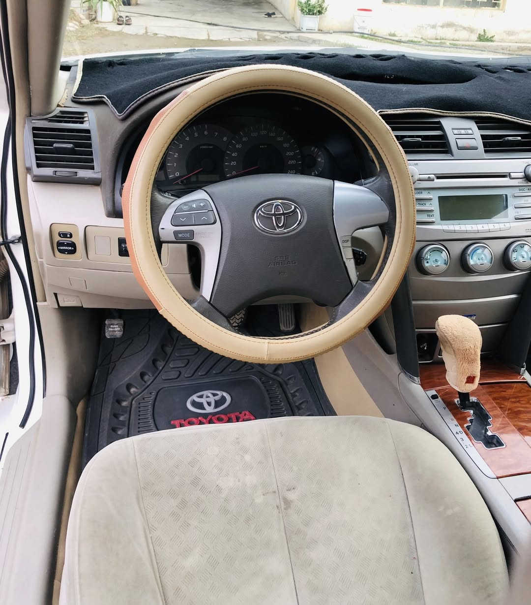 السلام عليكم ورحمة الله
كامري2008 . GLx
خليجي  فول مواصفات 
رقم بغداد  جديد انكليزي. تحويل مباشر 
تبريد. امامي وخلفي. ثلج
تحكمات ستيرن
تحكم سرعة 
فتحة سلايت روفت 
صاج ملكي جوانب مع ستيرن
تحكم مرايات 
برده خلفيه بلادي
حساسات خلفيه
حداديه شغل جديد
حجم المحرك المرغوب 2400
مكان السيارة ديالى / المقدادية 
السونار موجود عجبتك سياره 
اتصل وبيك خير وتدلل🫡
السعر  110$
رقم الاتصال  
***********
***********
