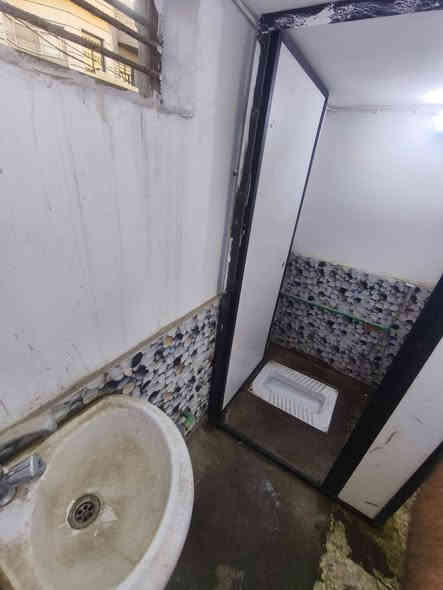 السلام عليكم
محل للايجار عالشارع العام وفوكا سطح 180 متر على طول العماره للايجار في الدوره شارع 60 مجاور مكتب د.وحده الجميلي
للعلم المحل فوكا سطح چبير ومفتوح ونظيف ومسيج معزول وبي غرفه سندويج 
 المحل والسطح مجهزه بكل الخدمات من حمامات ومغاسل وسنك ونقاط كهرباء وأناره ومجاري 

يرهم كوفي او محل خدمات سيارات او مخزن وهواي بعد شغلات 

للاستفسار واتساب حتا ادزلك تصوير المحل او اتصال ***********
