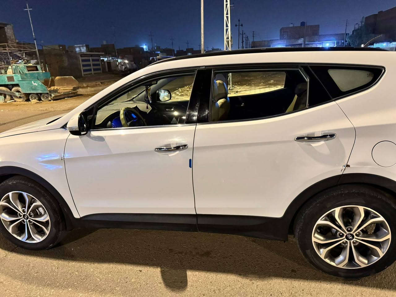 للبيع
هيونداي سنتافي 2015  
رقم بغداد مميز  مشروع وطني 
وارد خليجي  (( السياره مبدل بيه بس بنيد لسبب حادث بل عراق ))
فول مواصفات  
محرك 6 سلندر  
7 راكب  
ماشيه 187 ألف كم
السعر 188 وبيه مجال 
 📞 ***********
مكان السياره محافظة ميسان /العماره
